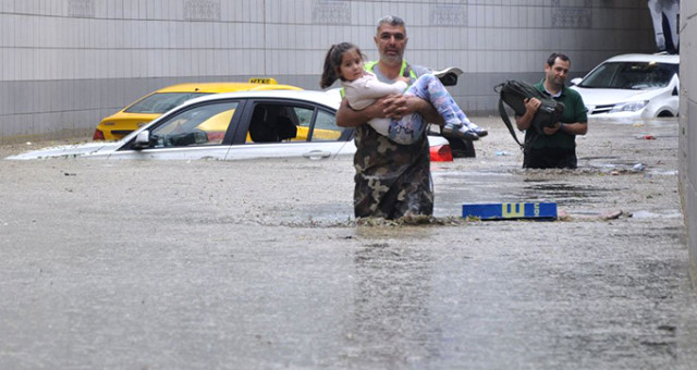 Ankara'da Aşırı Yağış Ve Dolu Nedeniyle Sel Ve Su Baskınları Meydana Geldi