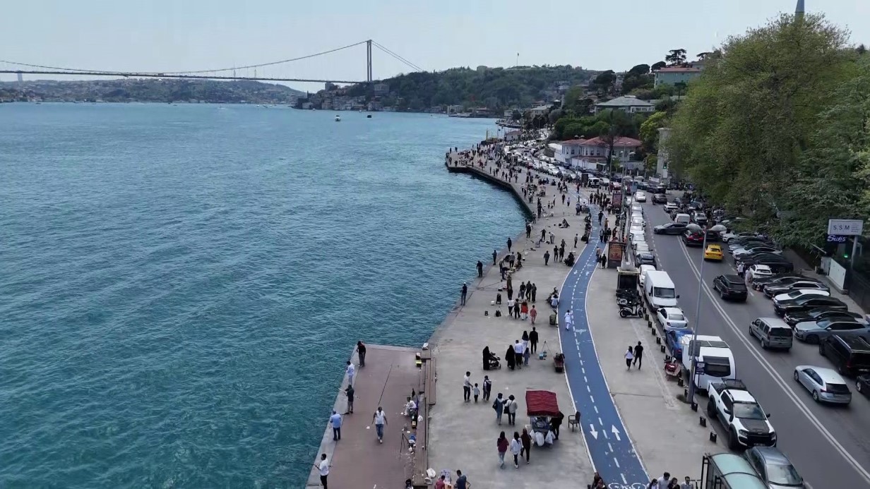 istanbul-da-gunesi-goren-sahile-kostu
