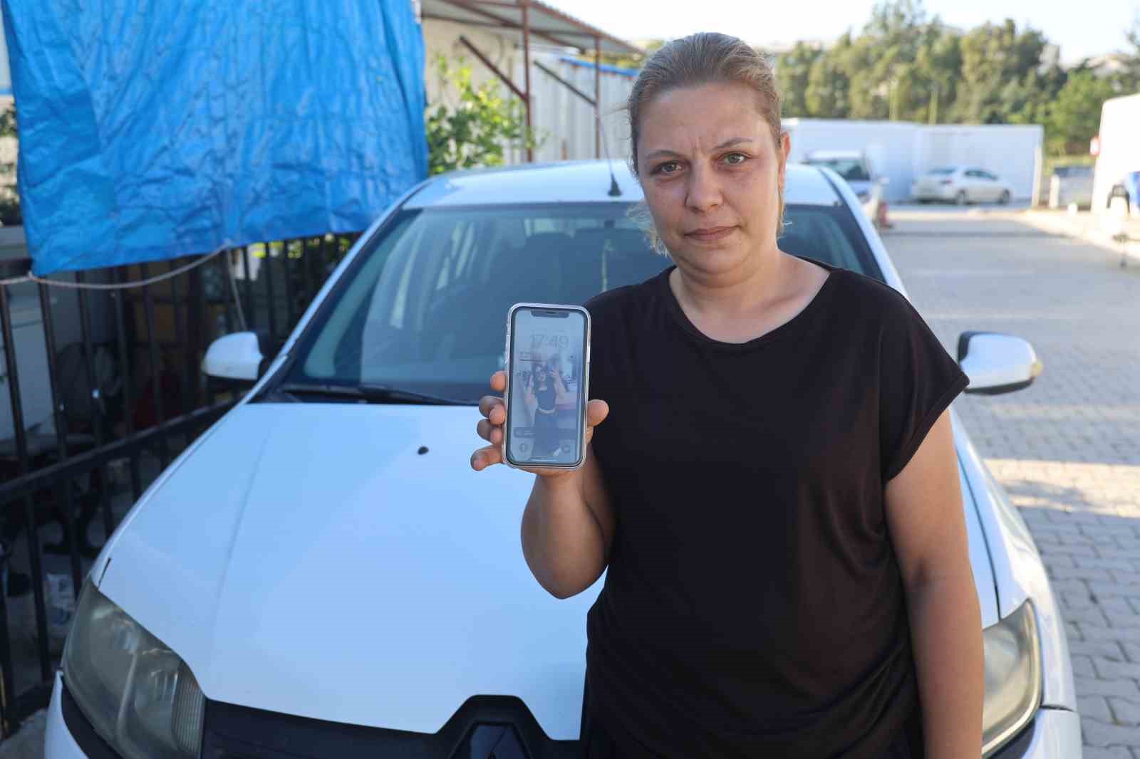 hatay-da-aracina-aldigi-yolcudan-dusen-telefonu-gunlerdir-sahibine-ulastirmaya-calisiyor