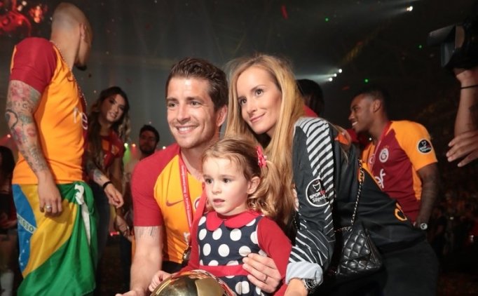 Galatasaray'da Ayrılığı Eşi Açıkladı
