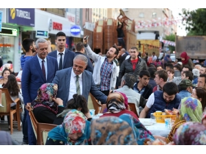 Niğde Belediyesinin Düzenlediği İlk İftara Yoğun Katılım Oldu