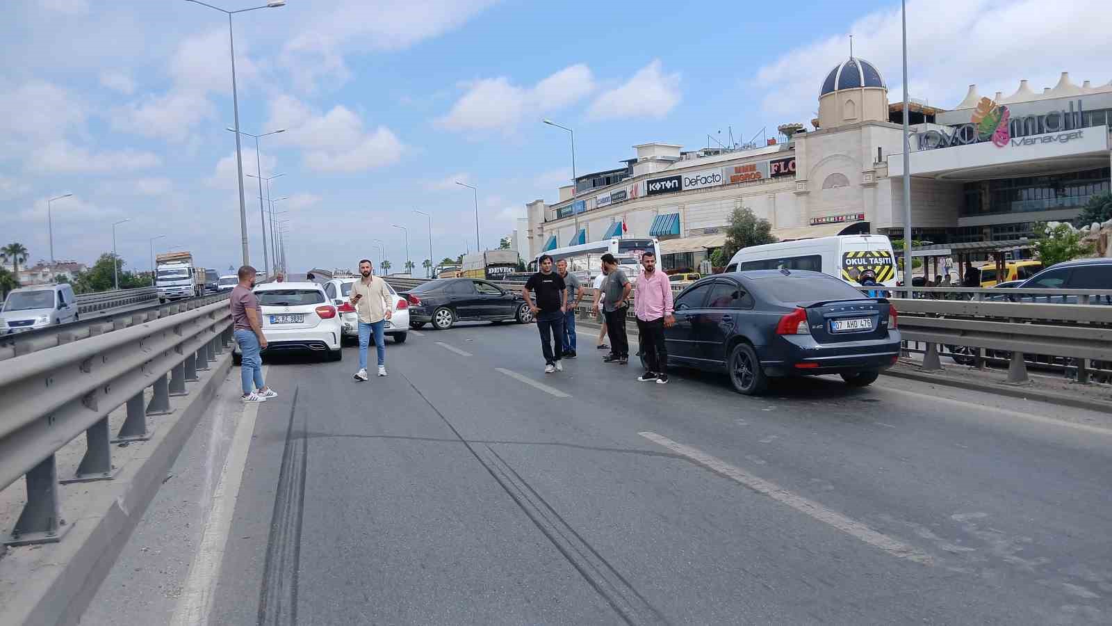 manavgat-ta-4-aracin-karistigi-zincirleme-kaza