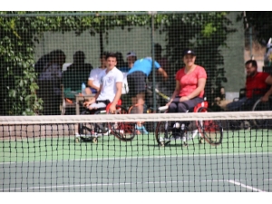 Teniste Engeller Kalktı