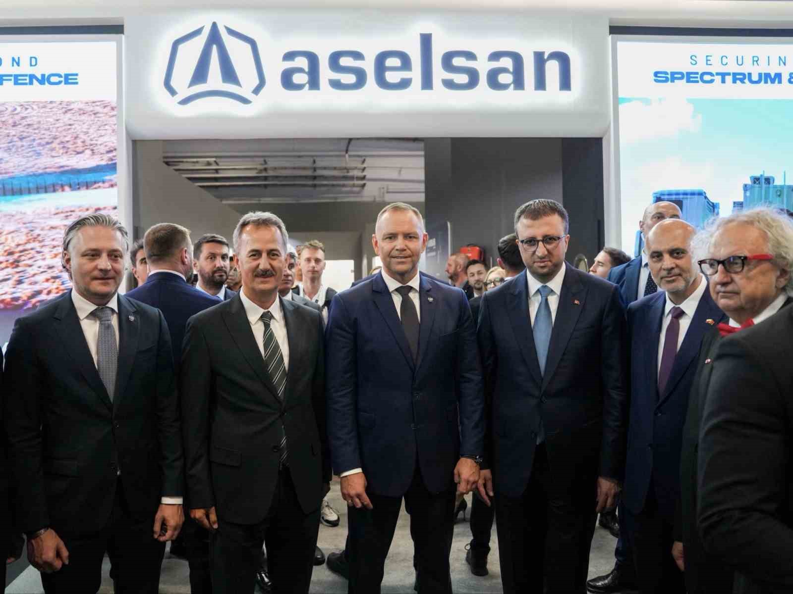 polonya-cumhurbaskani-nawrocki-aselsan-standini-ziyaret-etti