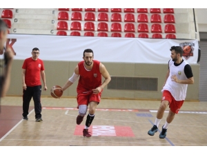 Dev Adamlar Play-off İlk Maçının Antrenmanını Tamamladı