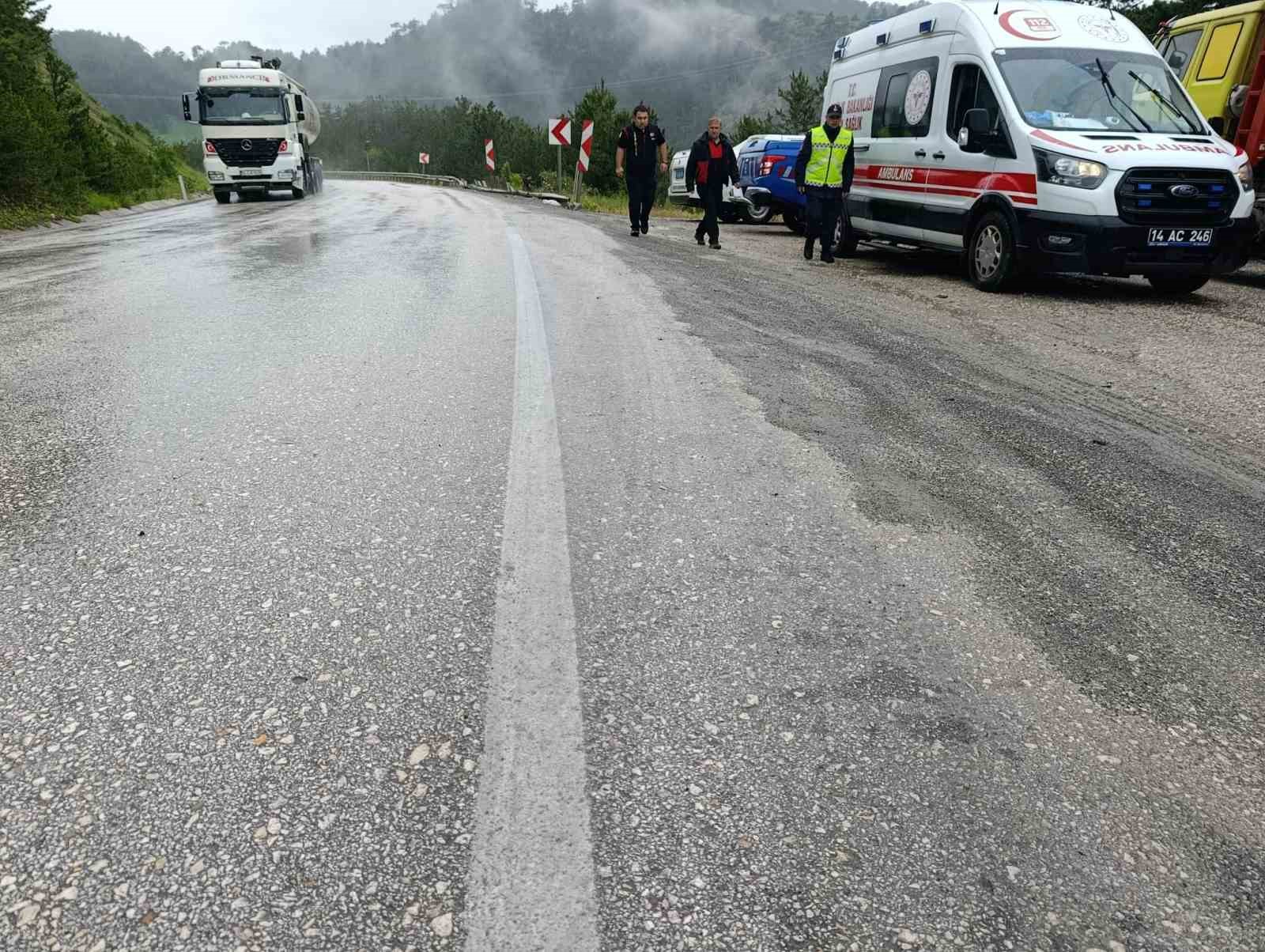 bolu-da-viraji-alamayan-hafif-ticari-arac-yoldan-cikti-3-yarali