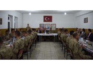 Vali Elban Mehmetçikle İftar Yaptı