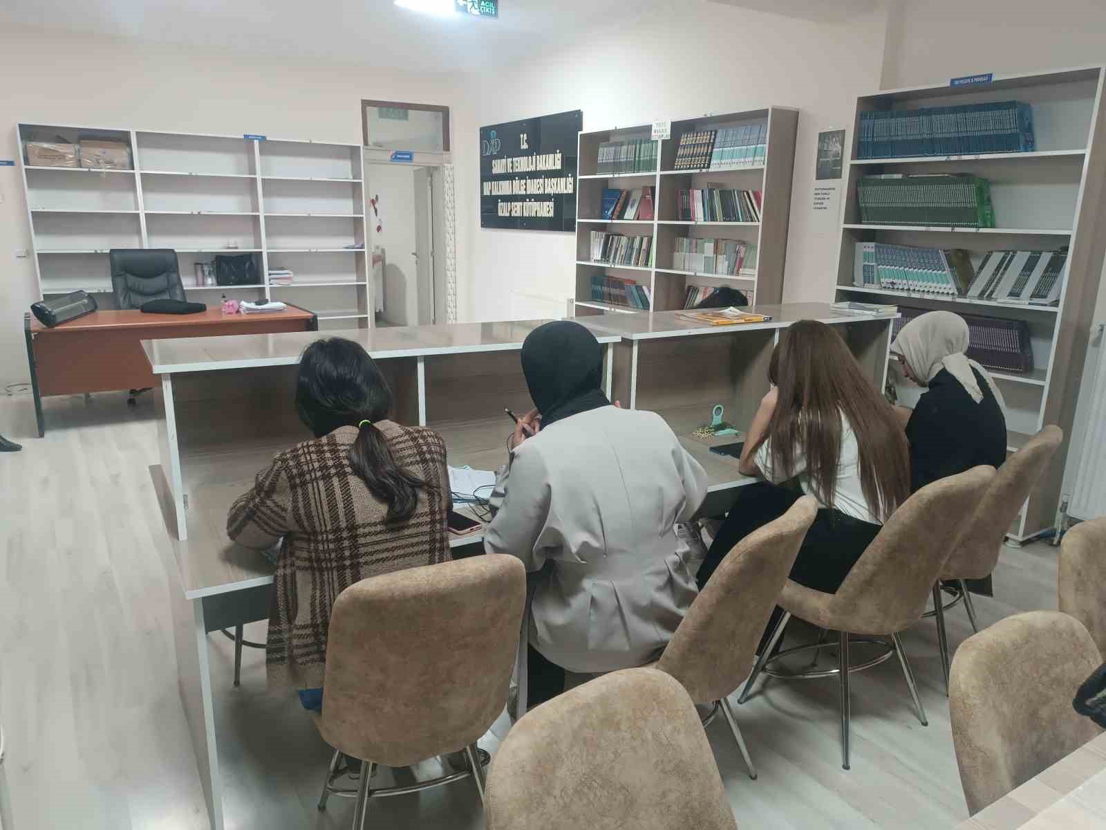 ozalp-te-diyanet-etut-merkezi-ve-kutuphane-yogun-ilgi-goruyor