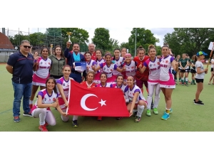 Avrupa Şampiyonu Hokeyciler Kupalarıyla Yurda Dönüyor