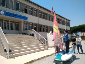 Burhaniye’de Ortaokul Öğrencilerine Sörf Eğitimi Verildi