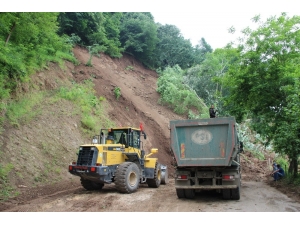 Tonlarca Toprak Yola İndi, Ağaçlar Kökünden Söküldü