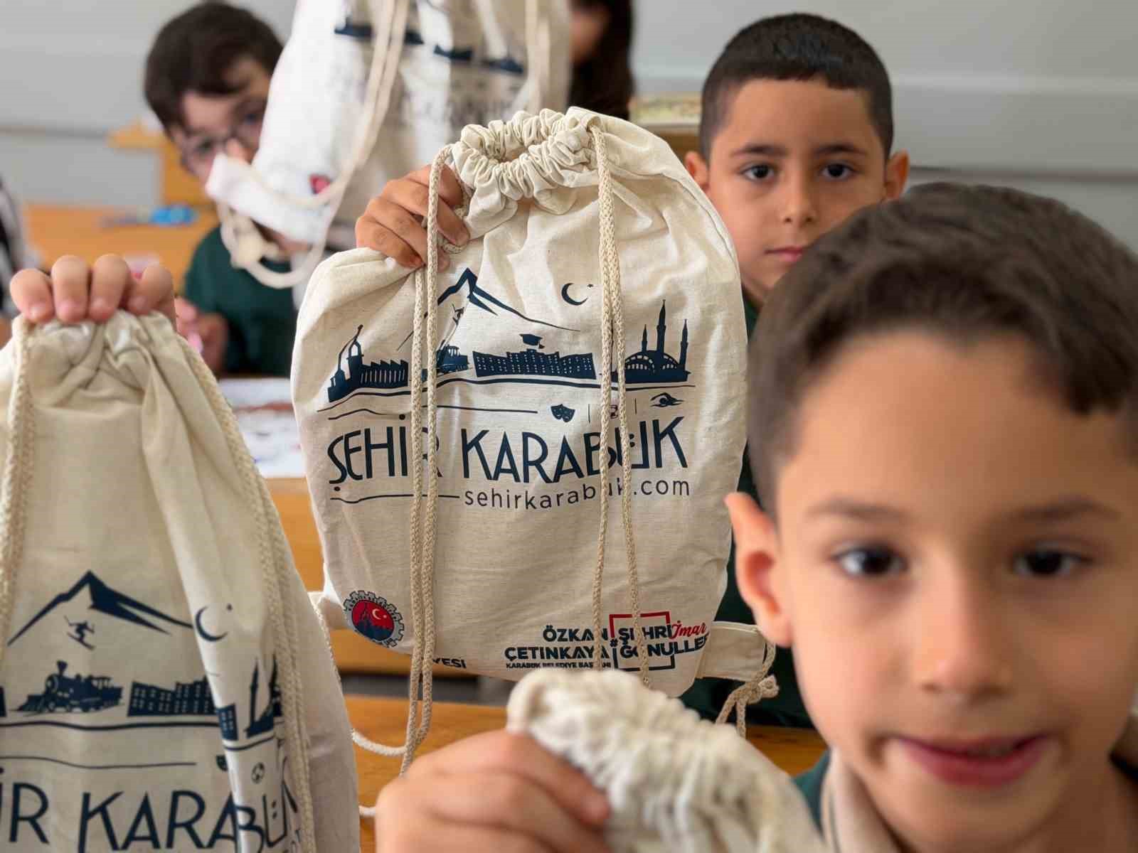 karabuk-te-minik-ogrencilerin-okul-heyecanina-belediye-destegi