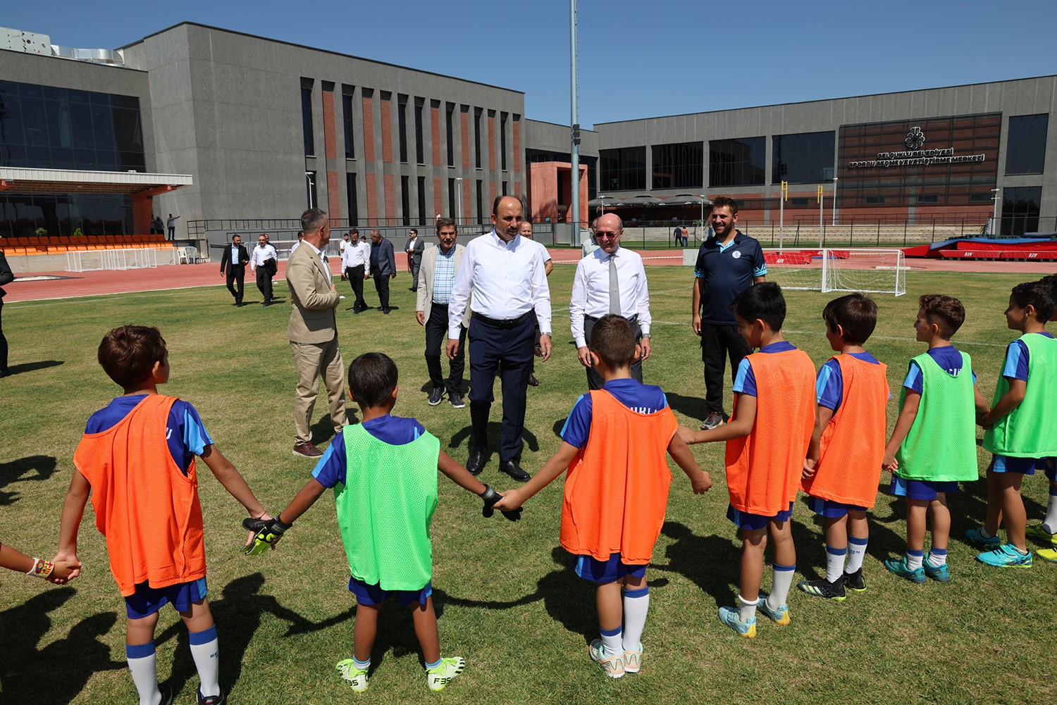 baskan-altay-ve-baskan-pekyatirmaci-sporcu-secme-ve-yetistirme-merkezinde-ogrencilerle-bulustu