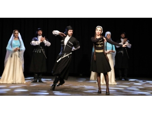 Gaün’de Türk Halk Oyunları Gösterisine Büyük İlgi