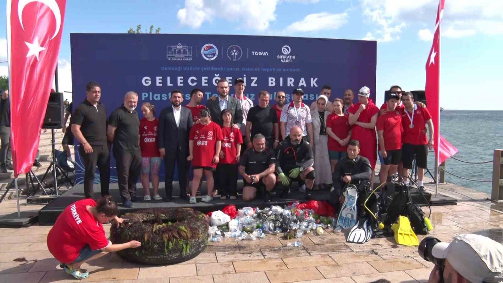 uskudar-da-dalgiclar-ve-ozel-sporcular-deniz-temizligi-icin-bulustu