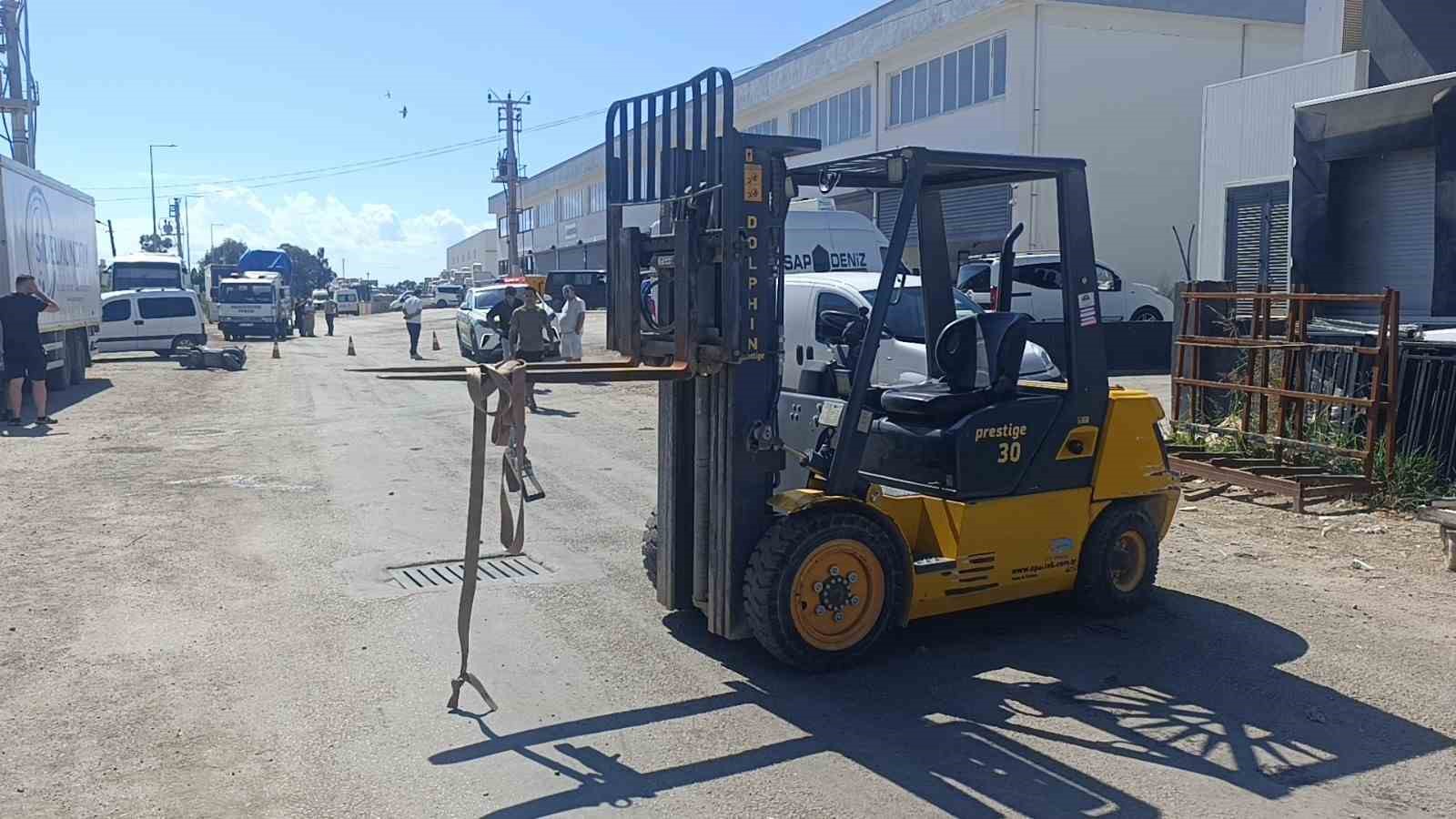 forkliftin-vinc-demirine-basini-carpan-motosiklet-surucusu-kaldirildigi-hastanede-oldu