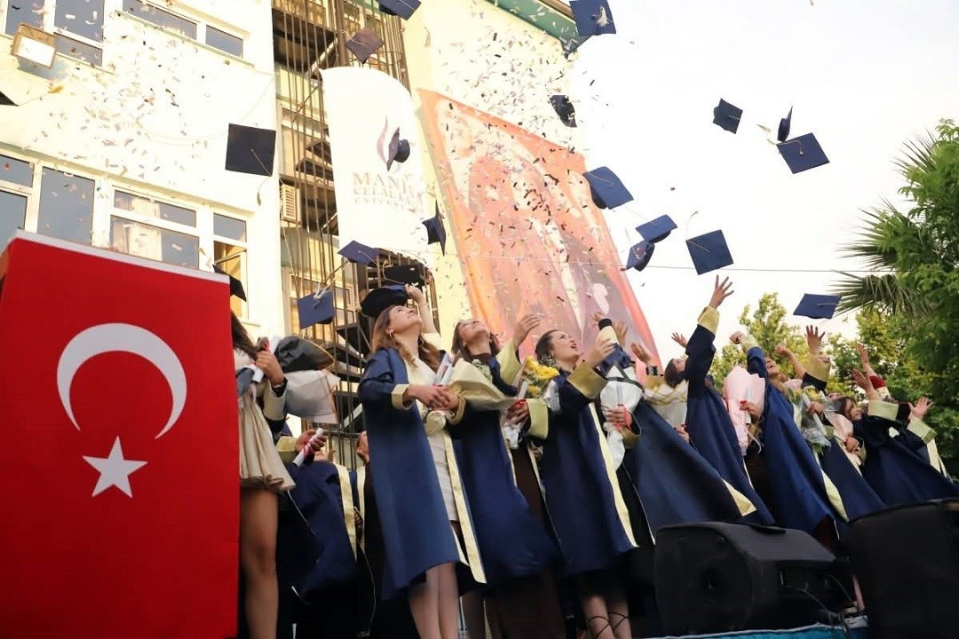 manisa-cbu-mezunlarini-torenle-ugurladi