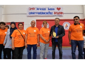 Sporcu Velilerinden Başkan Uysal’a Plaket