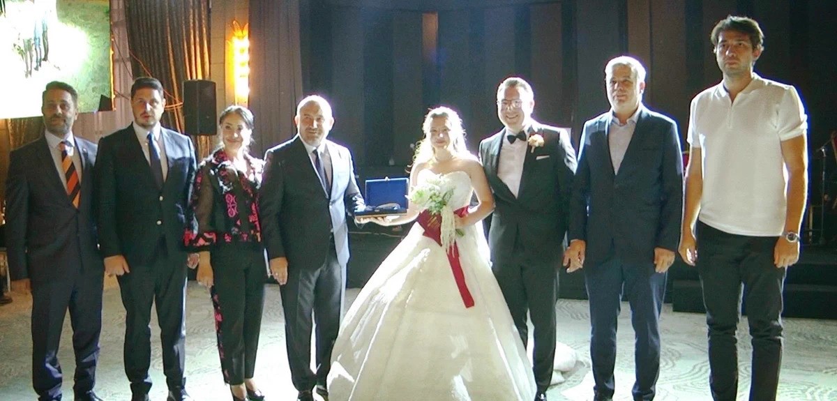 ak-parti-teskilati-ticaret-il-muduru-kurkcu-nun-mutlu-gunune-ortak-oldu