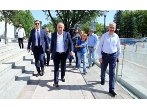 Cumhurbaşkanı Adayı Muharrem İnce’den Rakiplerine Bağış
