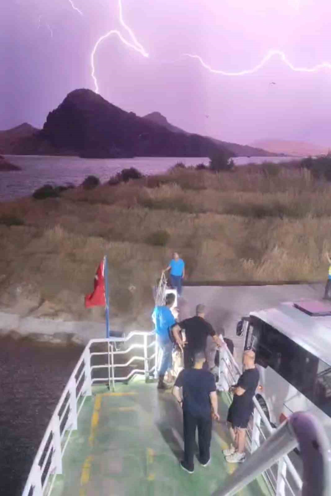 elazig-da-firtina-etkili-oldu-feribot-iskeleye-yanasamadi