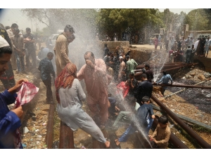 Pakistan’da Sıcaktan Ölenlerin Sayısı 65’i Geçti