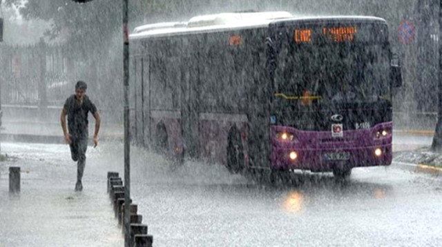 Meteoroloji Uyardı: İstanbul'a Hafta Sonu Sağanak Yağış Geliyor