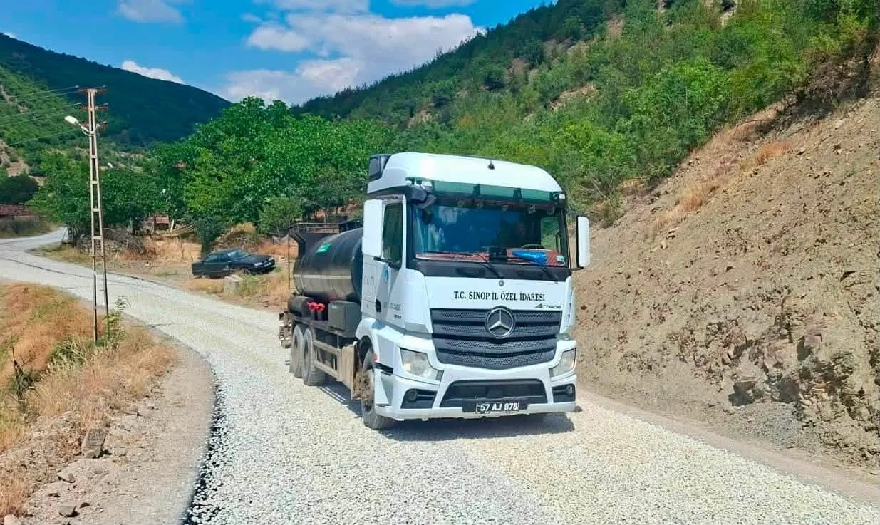 sinop-ta-koy-yollarinda-asfalt-mesaisi