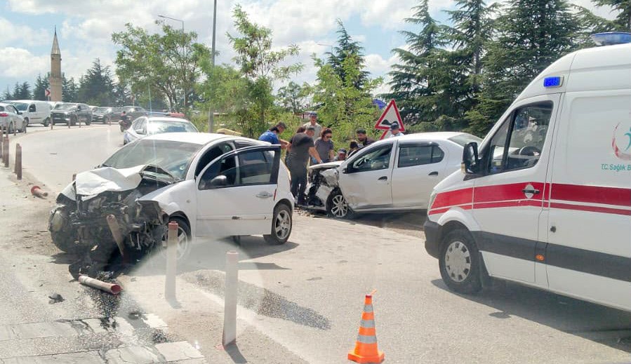 eskisehir-de-kafa-kafaya-carpisan-araclar-hurdaya-dondu
