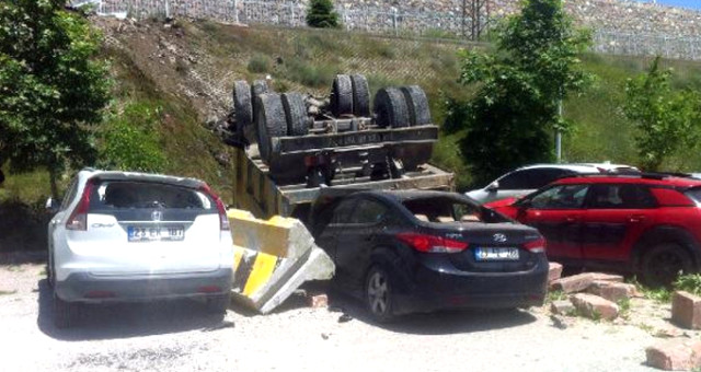 Kamyon, Metrelerce Yükseklikten Park Halindeki Otomobillerin Üzerine Düştü