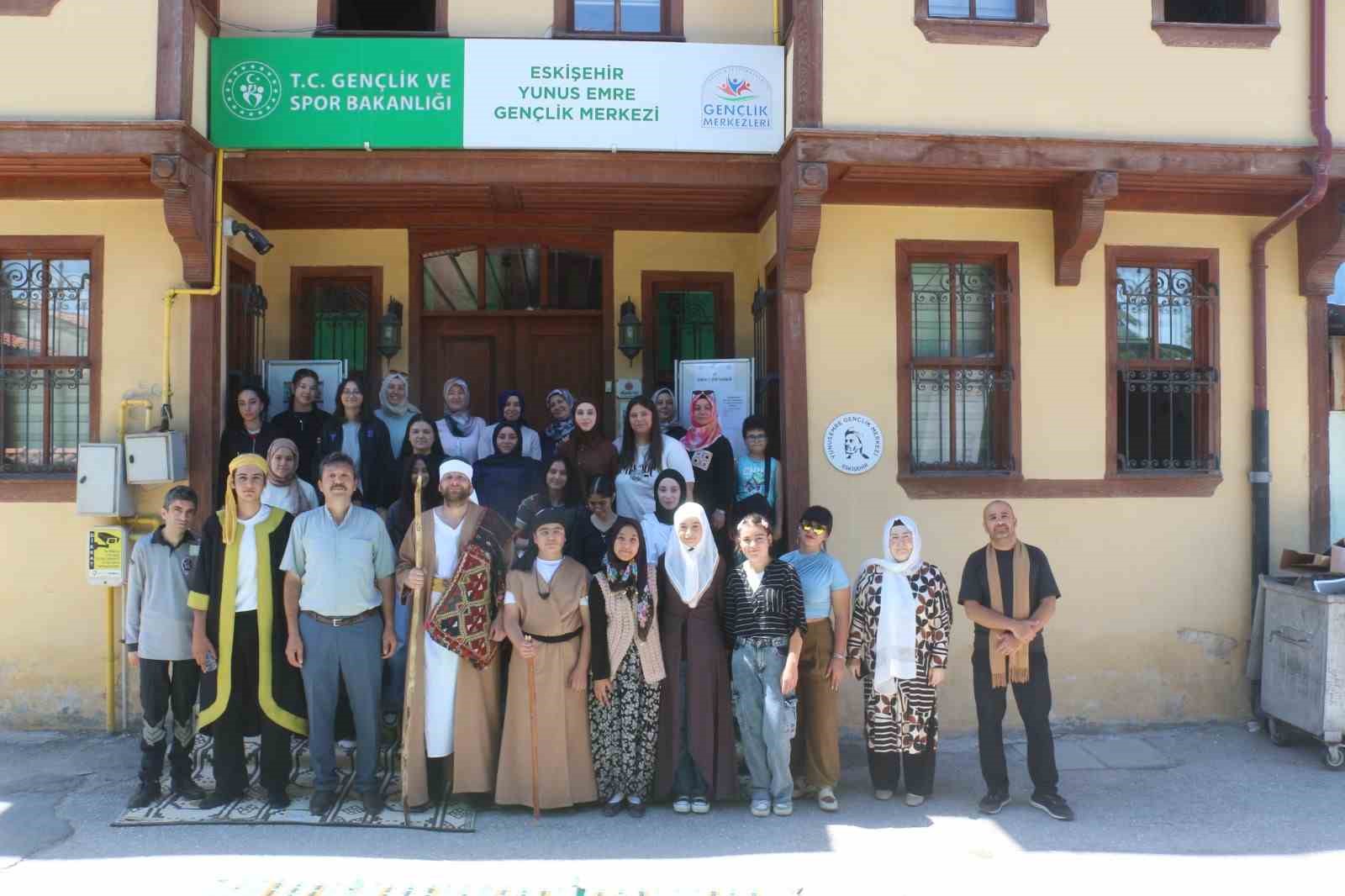 yunus-emre-nin-hayati-acik-havada-tiyatro-oyunuyla-sahnelendi