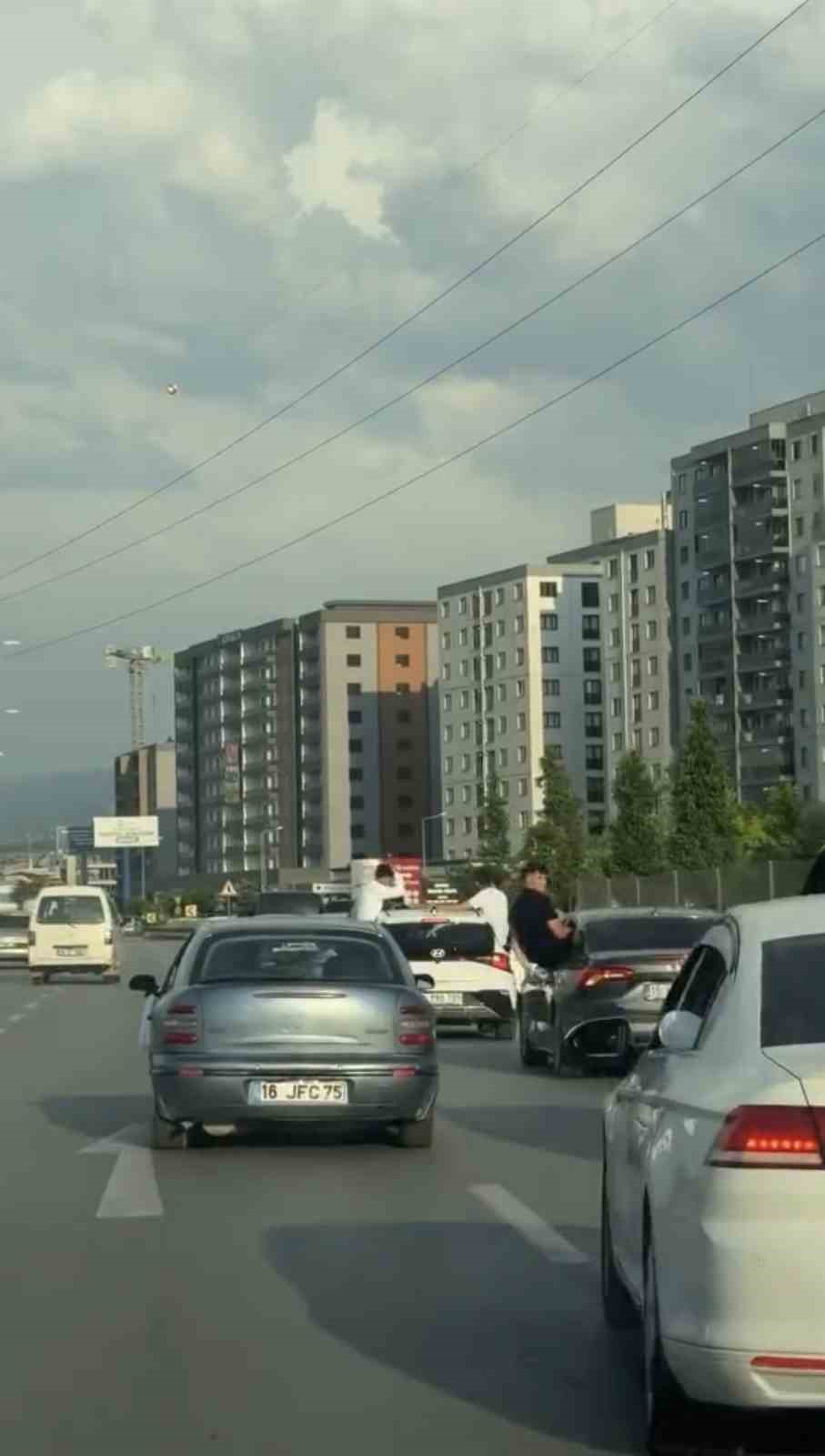 dugun-konvoyunda-tehlikeli-yolculuk