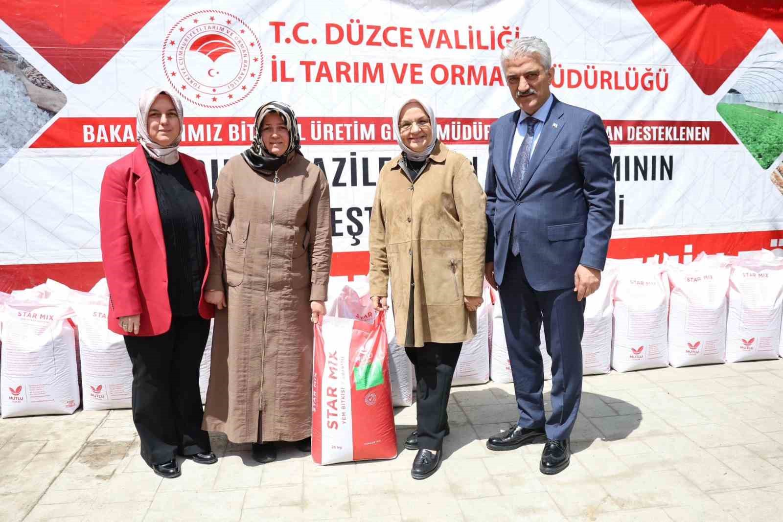 duzce-de-ciftcilere-yem-bitkisi-tohumu-dagitildi