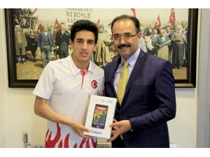 Dünya Şampiyonu Başkanı Ziyaret Etti