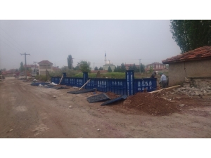 Mezarlıkta Temizlik Ve Onarım Çalışması