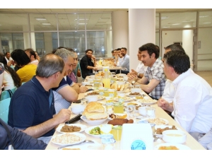 Üniversite Personeli İftar Yemeğinde Buluştu