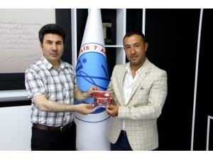 Kilisli Sanatçı Gözükızıl, Rektör Karacoşkun’a Kasetini Hediye Etti