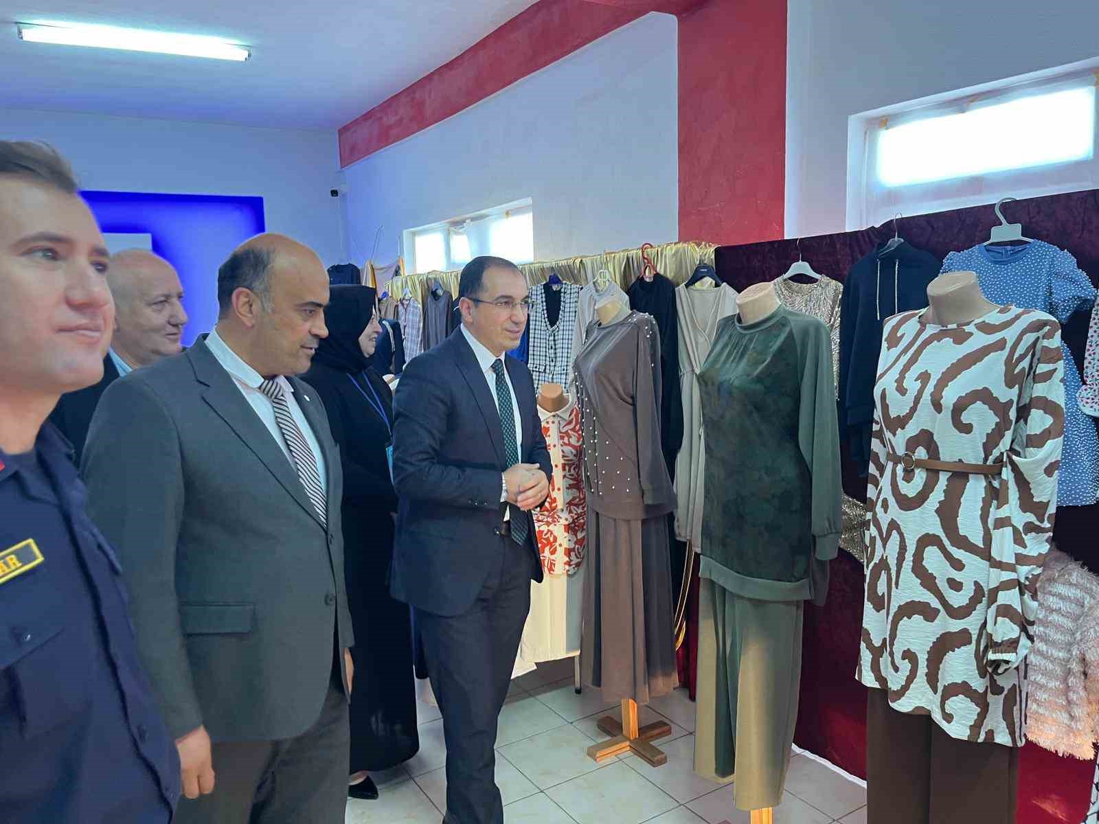 tavsanli-da-kursiyerlerin-el-emegi-urunleri-sergilendi