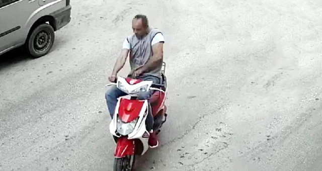 Antalya'da Motosikletli Tacizci Paniği! Parkta Oturan Kızlara Cinsel Organını Gösterdi