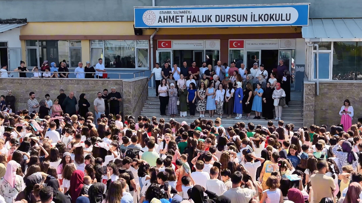 sultanbeyli-de-37-yillik-ogretmene-duygu-dolu-ugurlama-ogrencilerinden-konfetili-surpriz