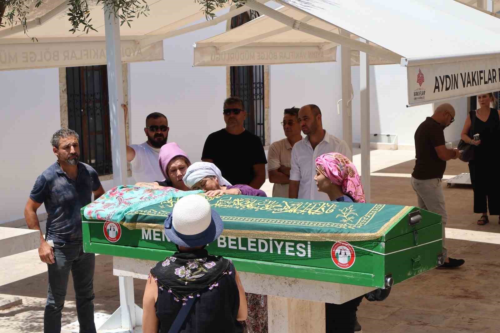 mugla-da-hayatini-kaybeden-kadinin-tabutunu-kadinlar-tasidi