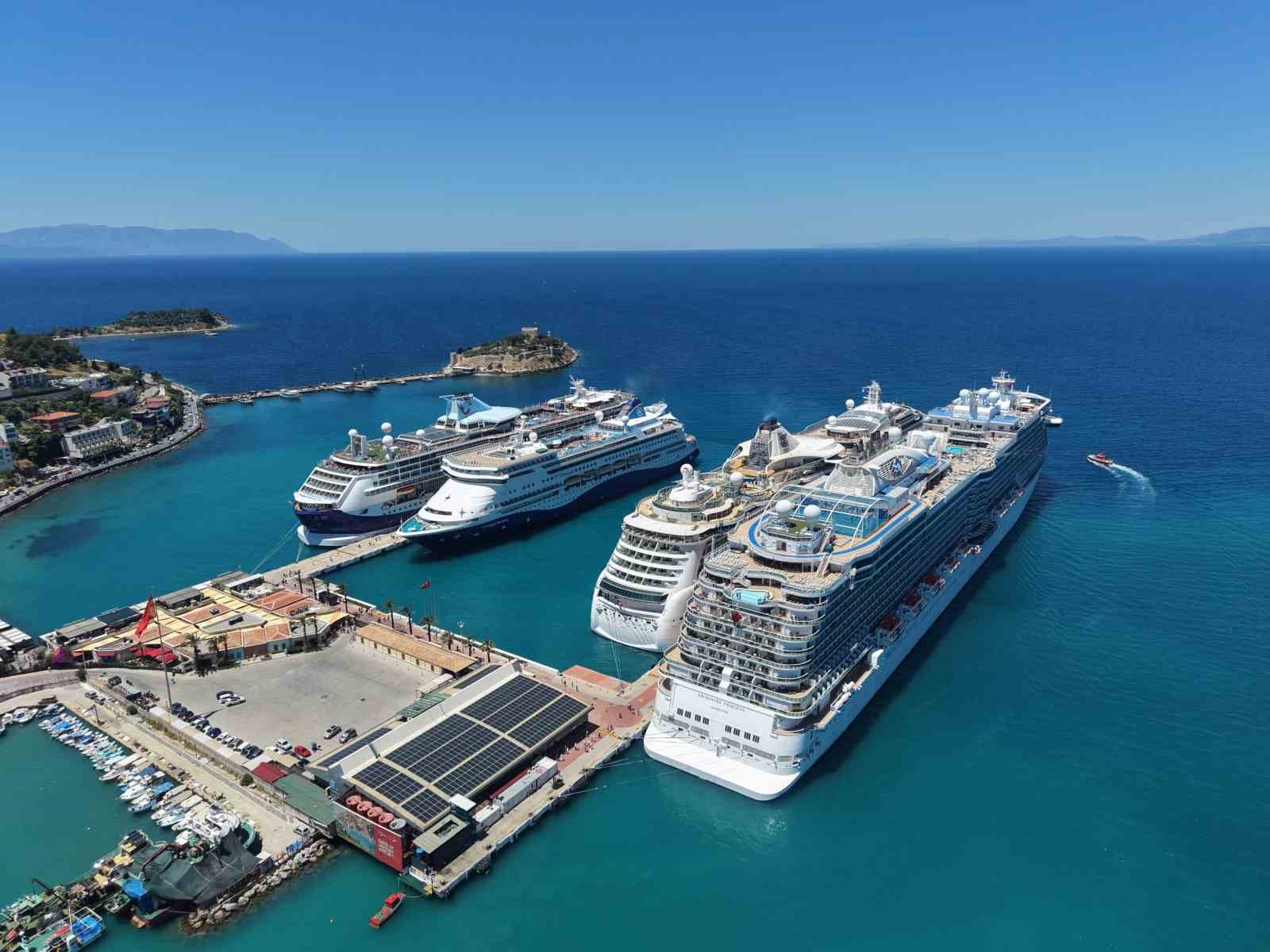 kusadasi-na-4-kruvaziyer-ile-9-bin-turist-geldi