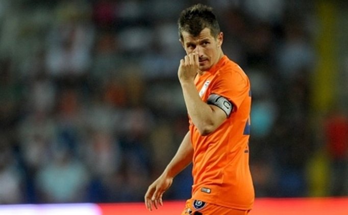Emre Belözoğlu 1 Yıl Daha Başakşehir'de