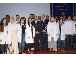 Dünyaca Ünlü Profesöre Bau Tıp Bilim Nişanı Verdi