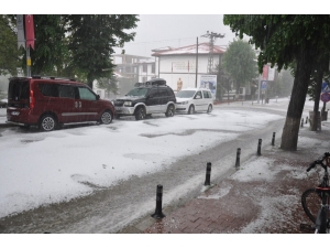 Kastamonu’ya 15 Dakika Süren Dolu Yağışı Kenti Beyaza Bürüdü