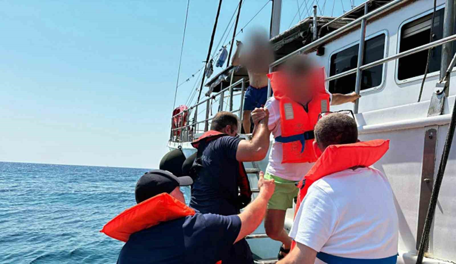 karaya-oturan-gezi-teknesindeki-11-kisi-sahil-guvenlik-tarafindan-kurtarildi
