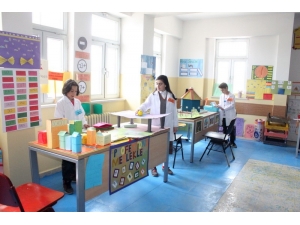 Öğrenciler, Sanat Yoluyla İngilizce Öğreniyor