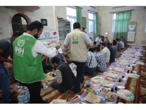 Afrin’de Türkiye’den Hayırseverler İftar Veriyor