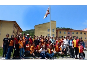 Meşaleler Yakıp Galatasaray Bayrağı’nı Göndere Çektiler