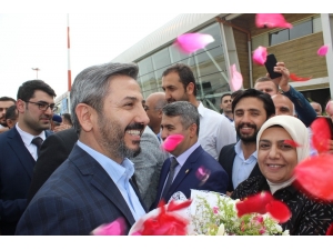 Tbmm Başkanvekili Aydın, Adıyaman’da Güllerle Karşılandı